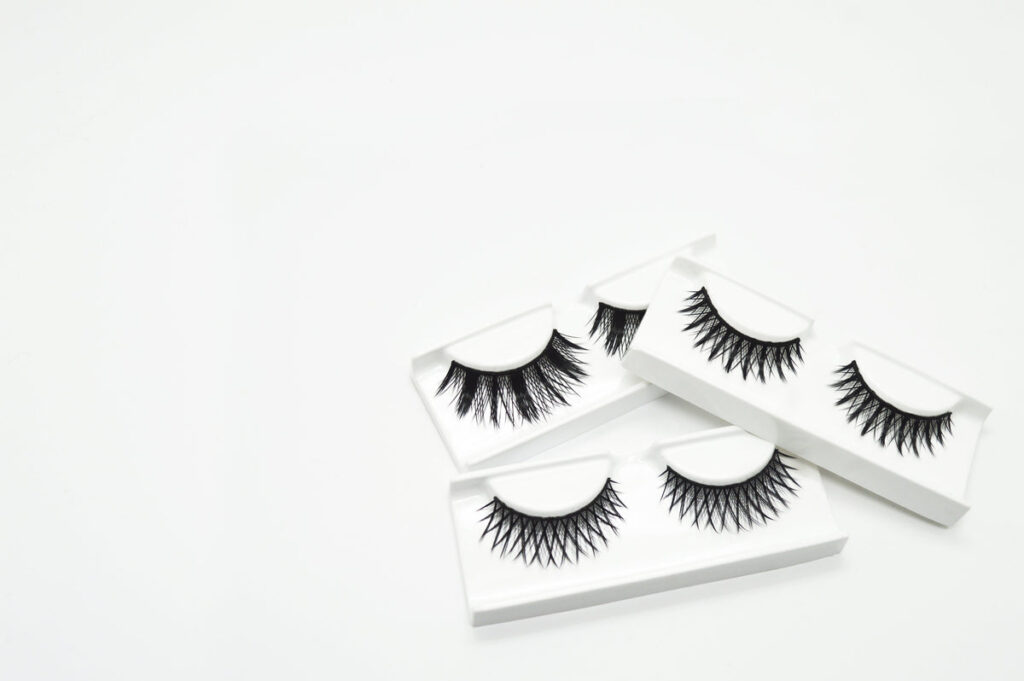 What Are Cluster Lashes & Why You Should Avoid Them?